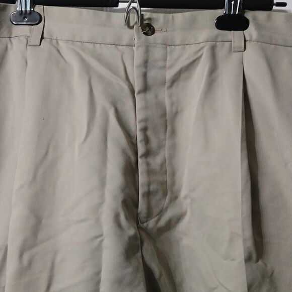 Izod  tan pleated front shorts  Sz 40 NWOT - Picture 2 of 4